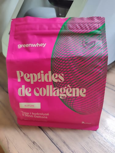 Le sachet rose de Peptides de collagène d'un client, saveur Nature, posé dans une cuisine.