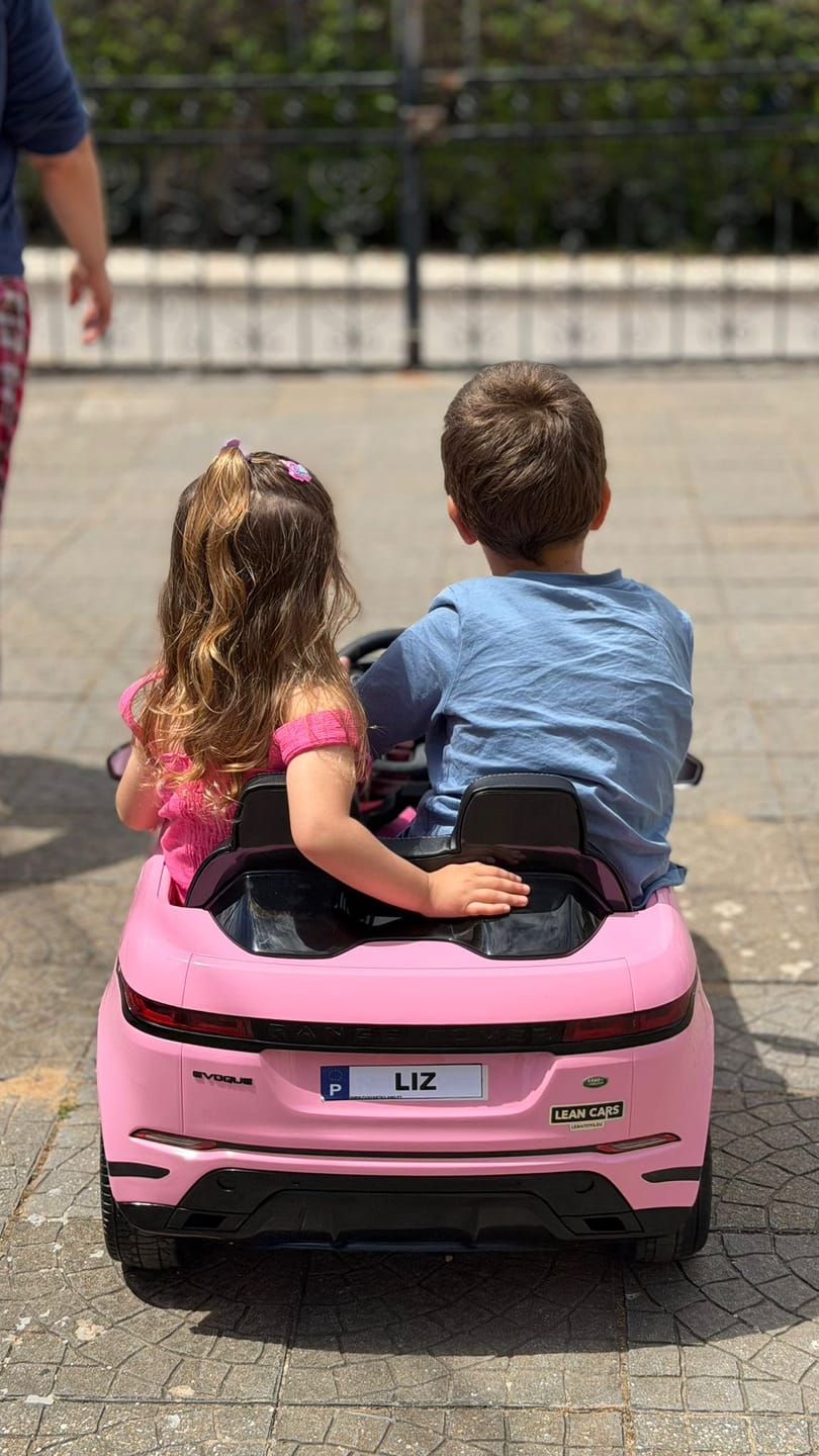 Customer photo review of Carro Elétrico para Criança RANGE ROVER EVOQUE 12v Rosa c/ RODAS DE BORRACHA & ASSENTO EM PELE