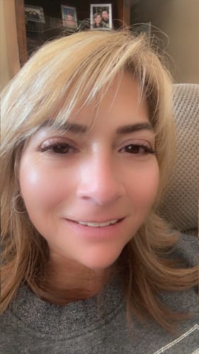 A customer's selfie showing the full, natural look of the LuxeBold - Brown lash clusters.