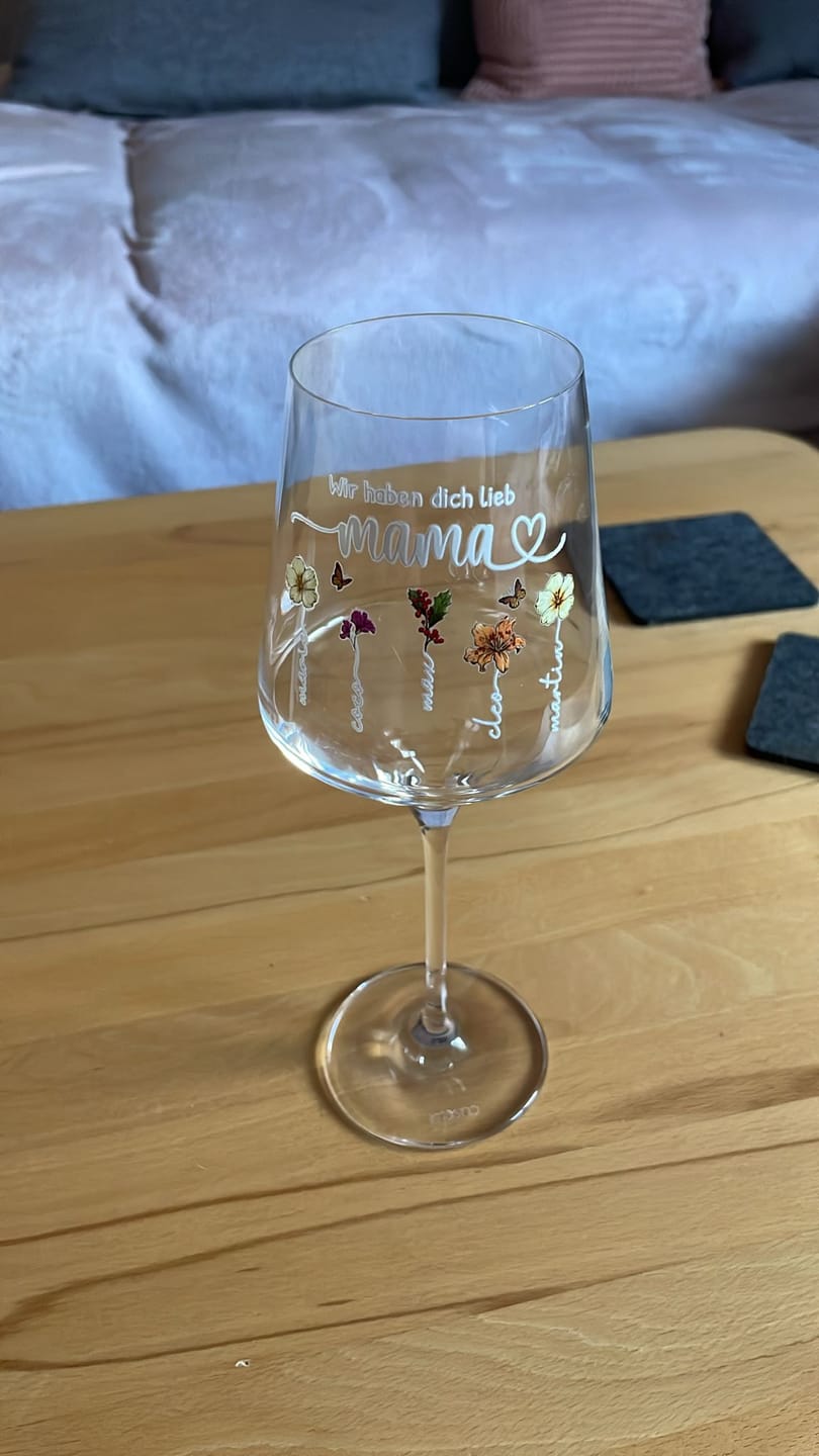 Customer photo review of Mamas Garten - Weinglas mit Kindernamen und Blumen für Mama und Oma