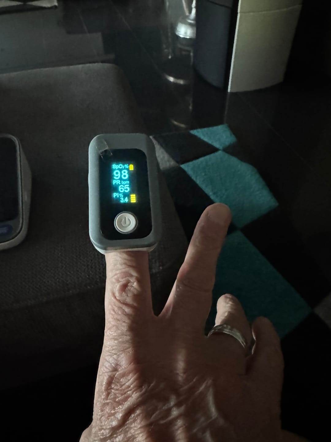 Customer photo review of Professionelles Pulsoximeter / Blutsauerstoffmessgerät / Mit LED-Anzeige / Fortschrittliche Technologie für alle Altersgruppen / Pulsmessung, Sauerstoffsättigung und Perfusionsindex