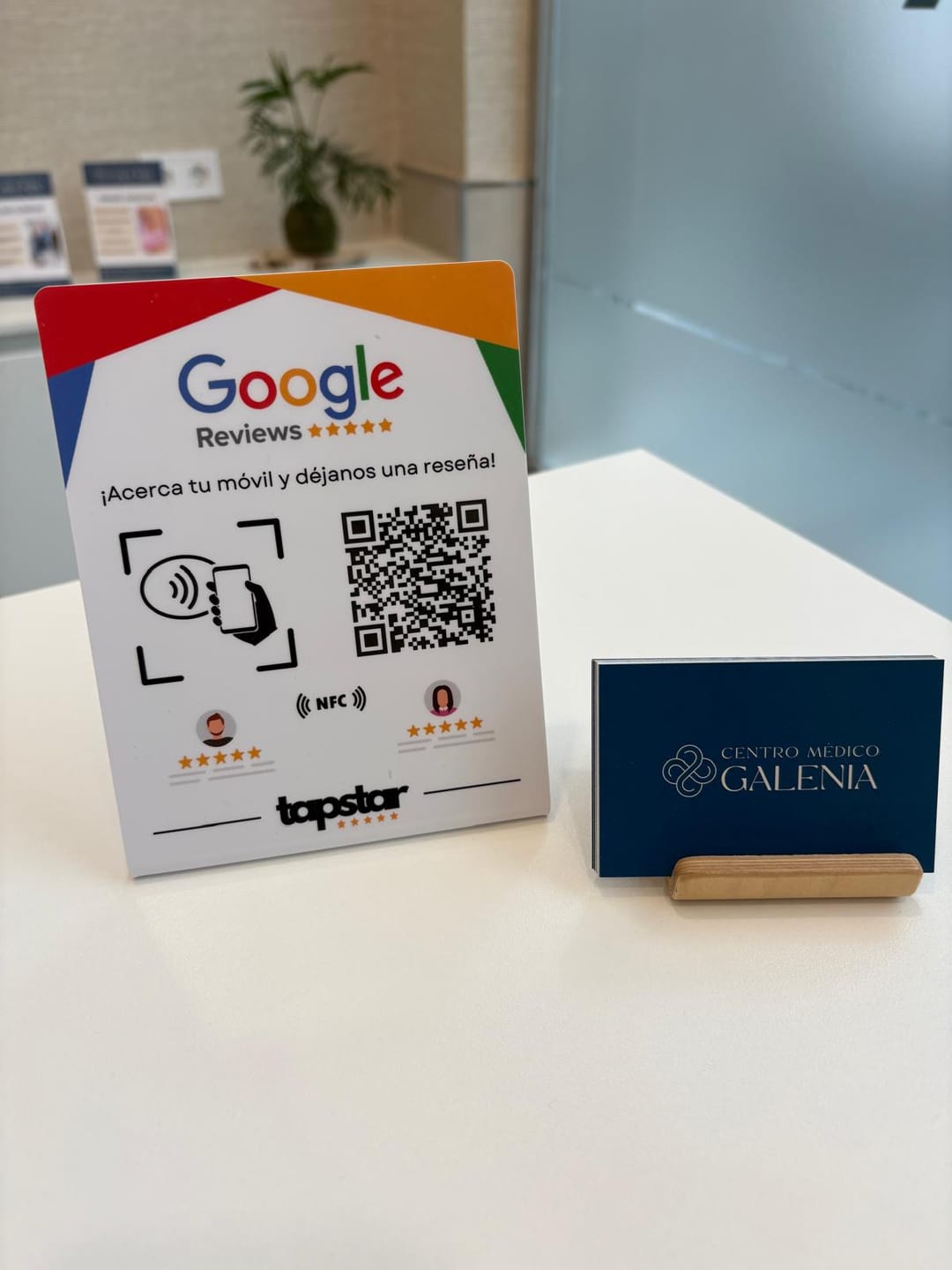 Customer photo review of Expositor Reseñas Google NFC y QR