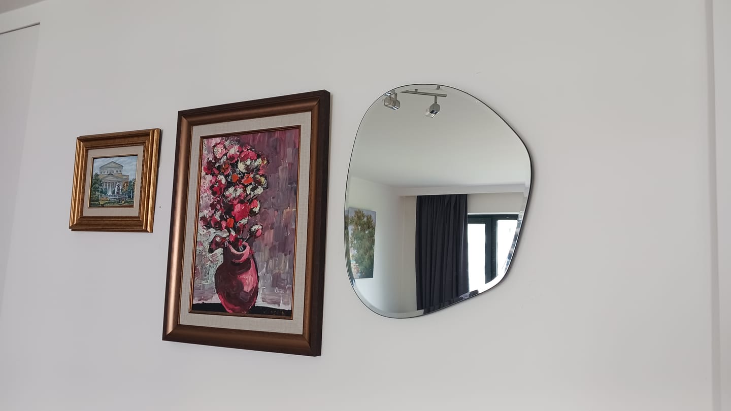 Customer photo review of Flint Mirror | Multiple Sizes