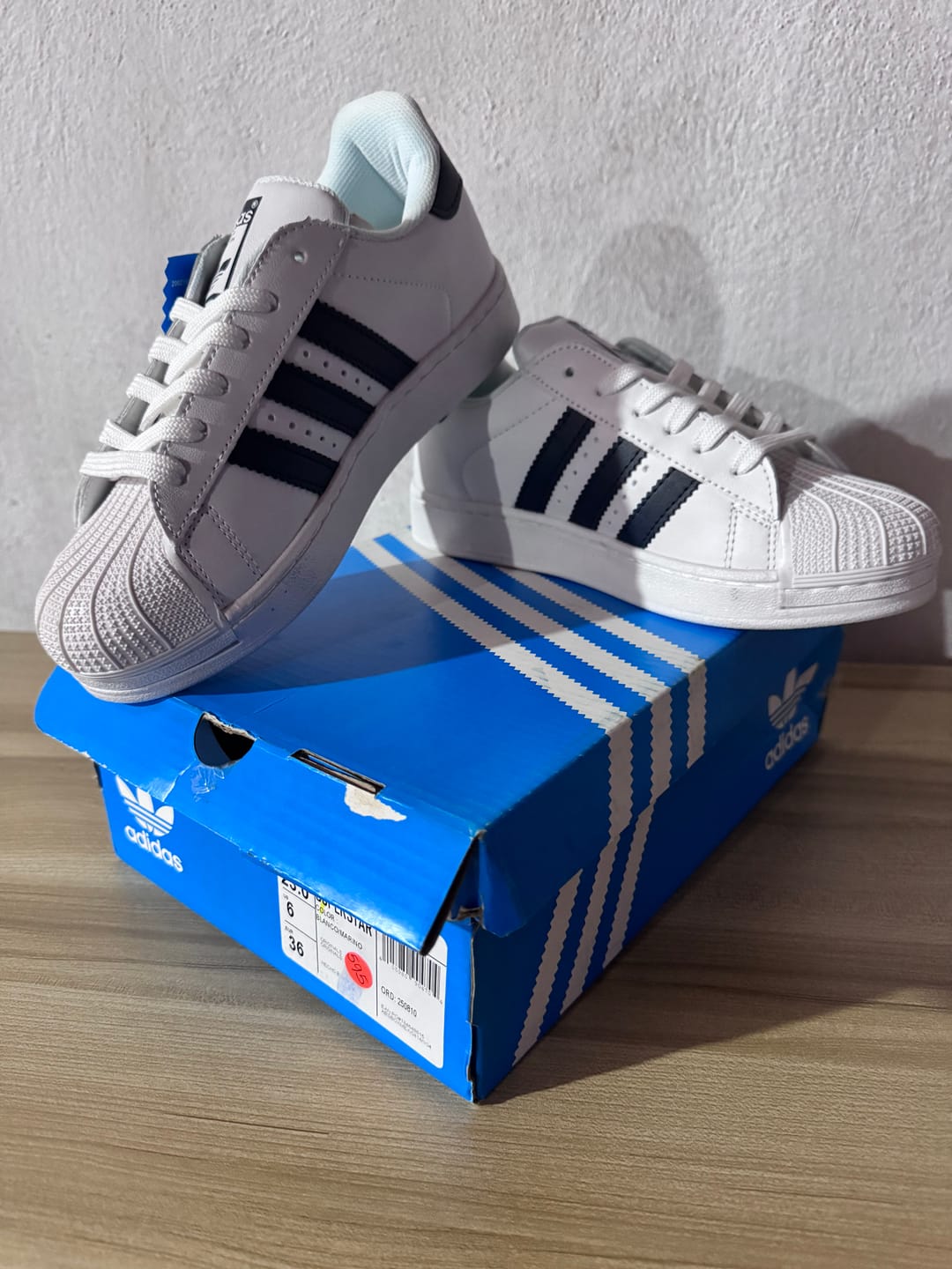 Customer photo review of Tenis Concha Blanco Marino