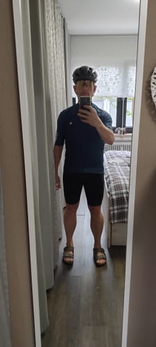 Reviewer wearing the dark blue LIFTTINT 1.X JERSEY indoors, taking a mirror selfie to show the fit.
