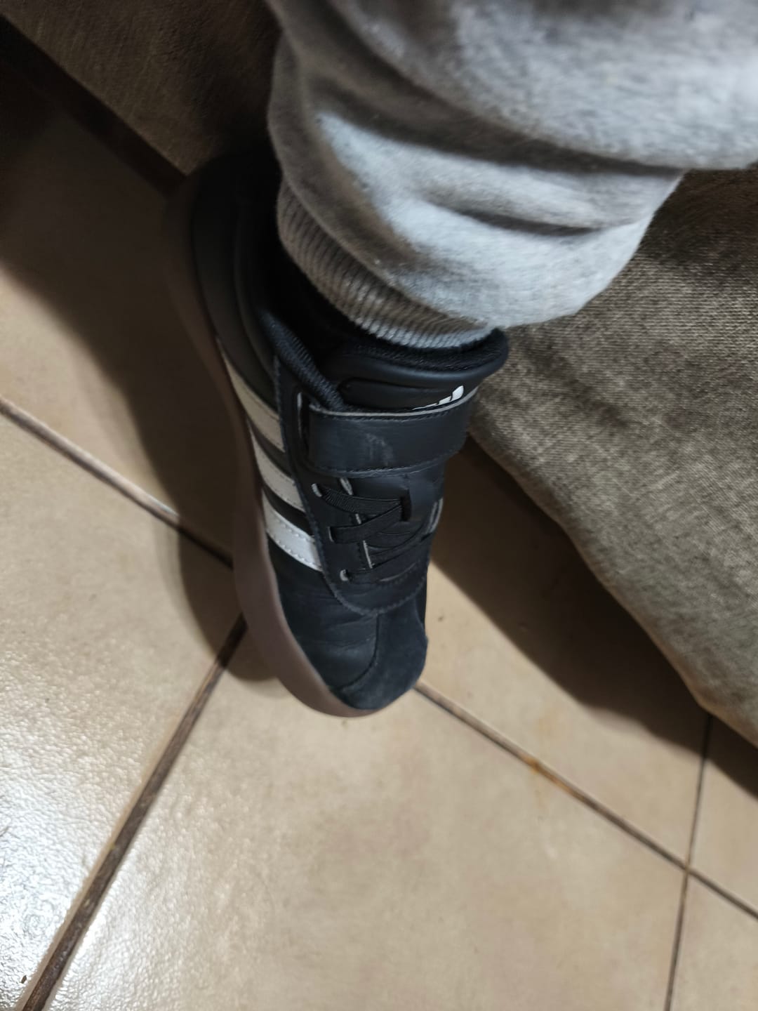 Customer photo review of Zapatilla Adidas Vl Court 3.0 Niños Negro - Blanco