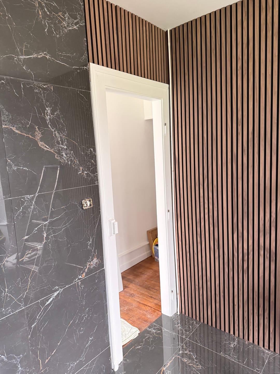 Customer photo review of Panneau Acoustique Bois Noyer 260 x 60 cm Feutrine Noir Décoration Mural