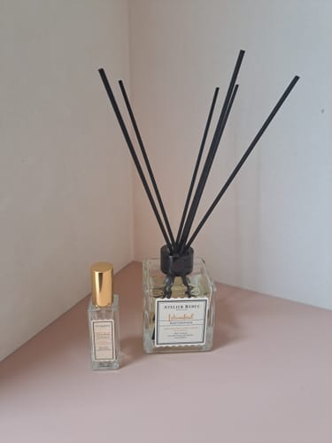 Recensent toont de Istanbul Golden Hour Parfum Sample naast de bijpassende geurstokjes.