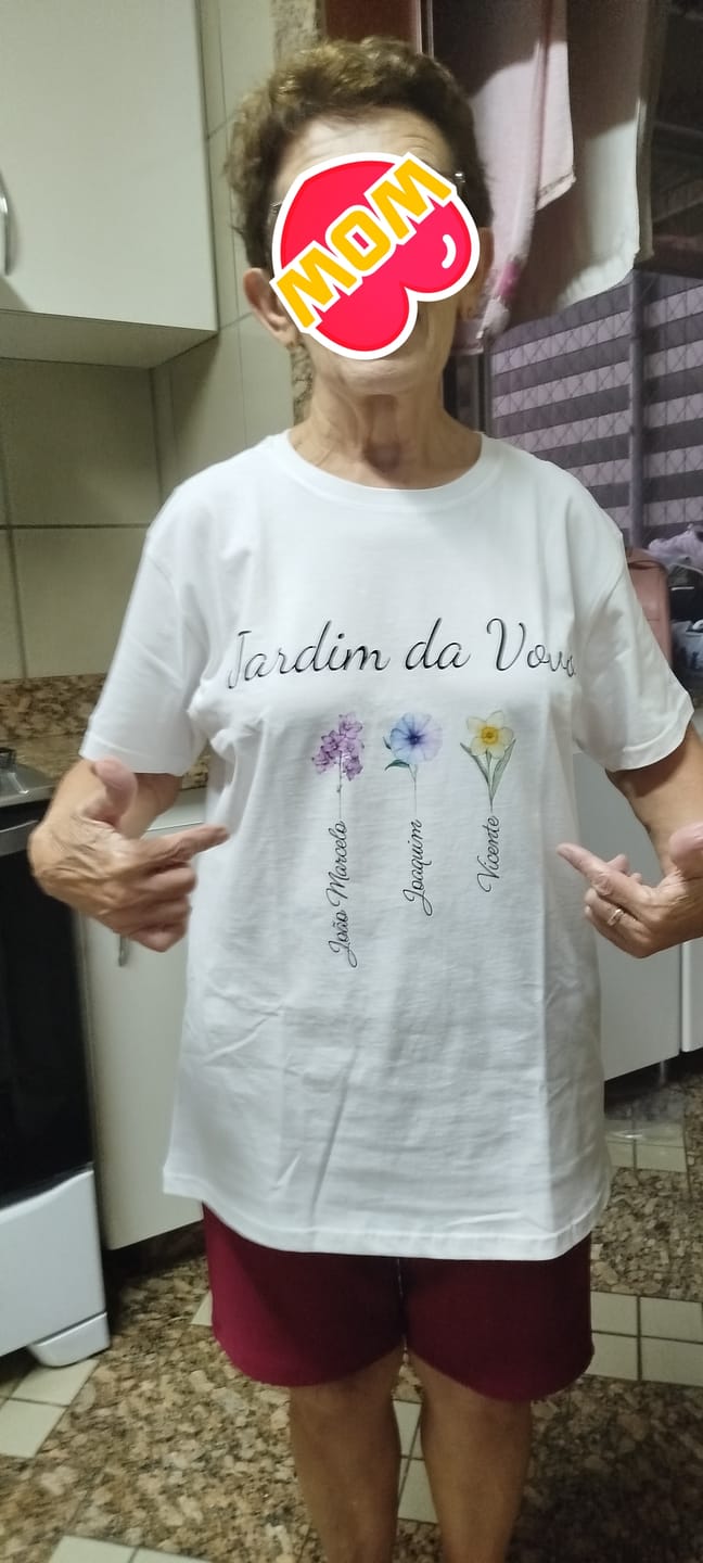 Customer photo review of Camiseta JARDIM DA VOVÓ - NOVAS FLORES  | Presente para Avó | Algodão 100%