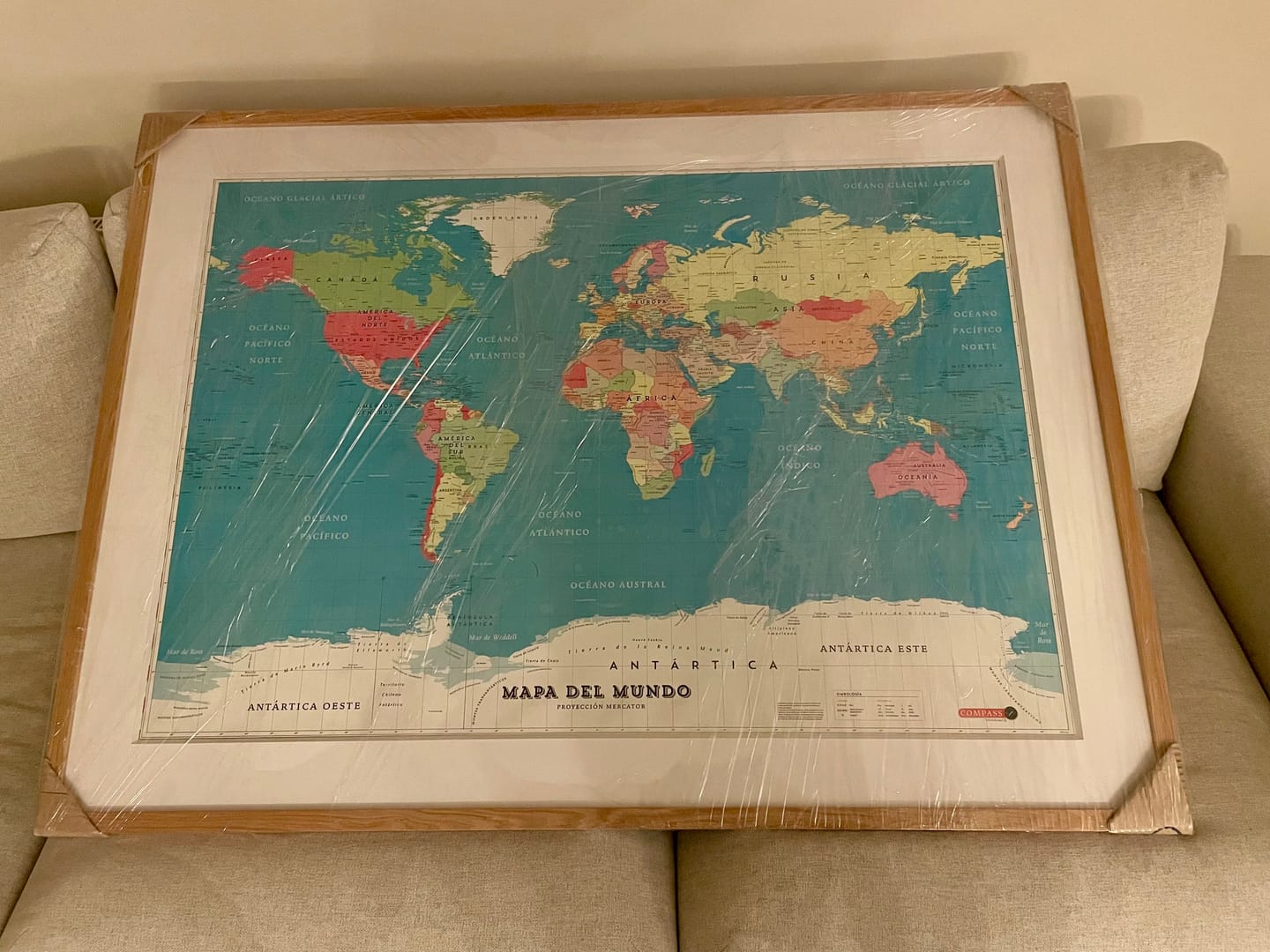 Customer photo review of Mapa del Mundo Político y Geográfico 2024 - Lámina
