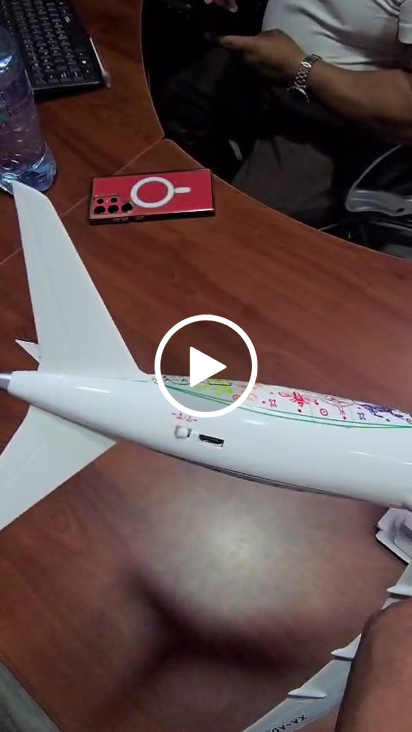 Customer video review of Boeing 787-9 Aeroméxico "Quetzalcóatl" – Scale 1:130 (43 cm / 16.9 in)