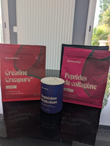 Avis d'un client montrant le sachet rose de Peptides de Collagène posé sur une table avec d'autres suppléments Greenwhey.