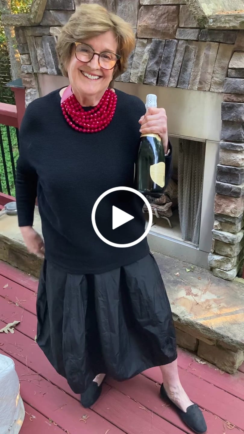 Customer video review of Kuro Balloon Skirt, Black