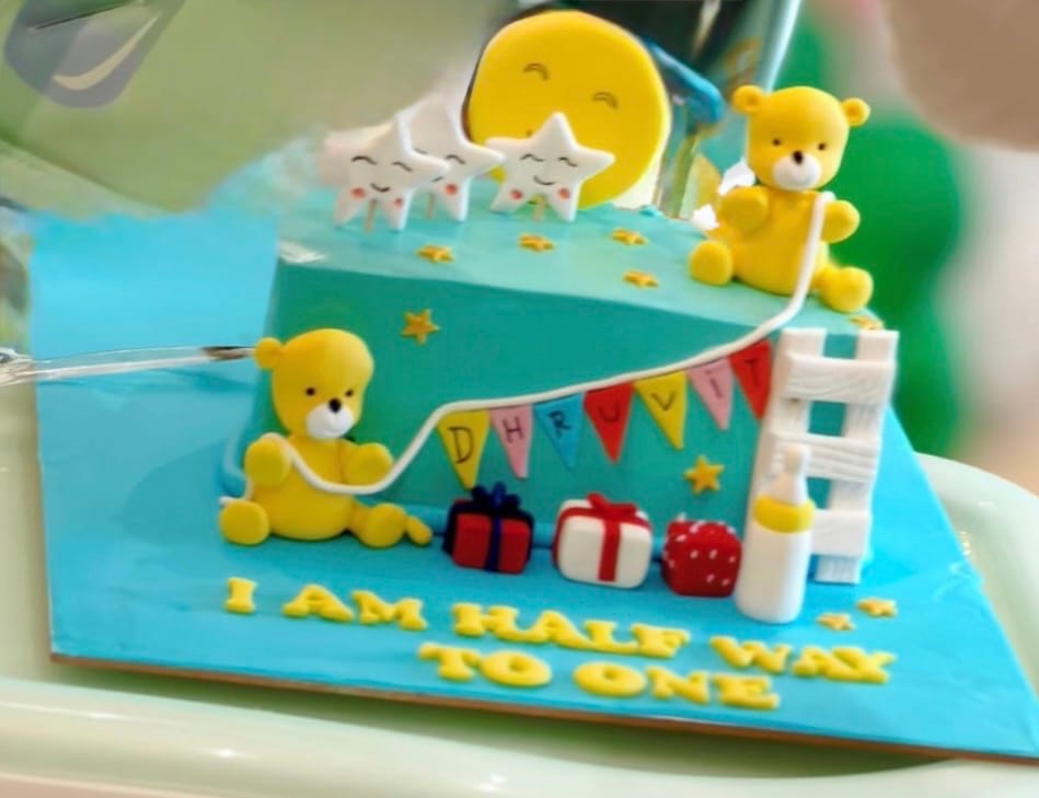 Customer photo review of Teddy 6 Months Cake