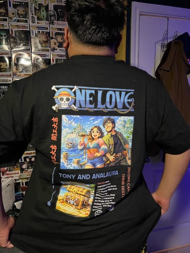 Kunde trägt das schwarze, individuelle ONE LOVE T-Shirt und zeigt den großen Anime-Druck auf der Rückseite.