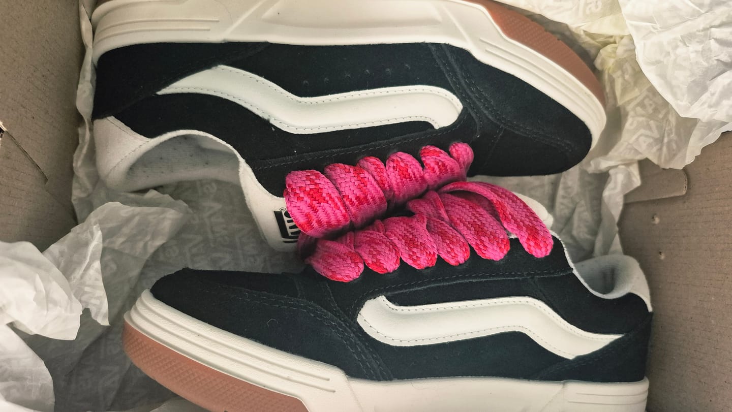 Customer photo review of Zapatillas Vans Hylane Sue Mujer Negro