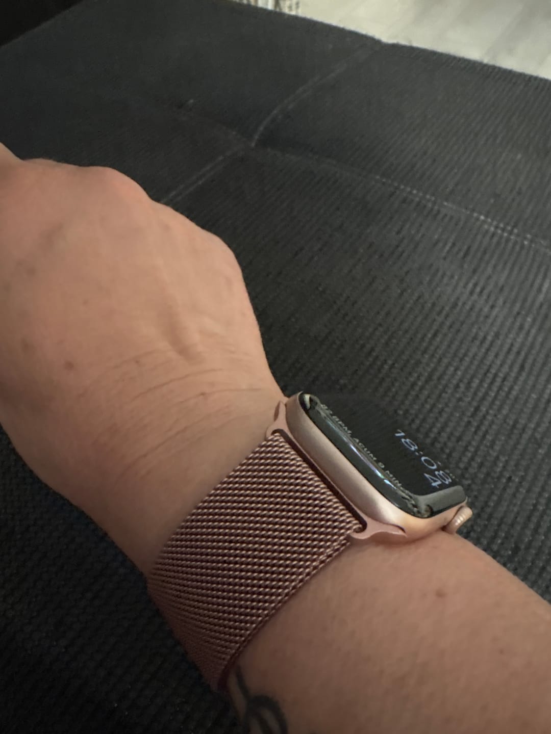 Customer photo review of Curea Ceas Apple Watch Milanese Pink Gold   Metalica