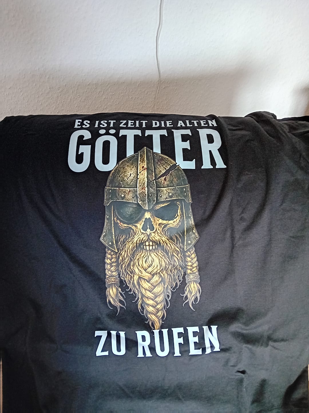 Customer photo review of ES IST ZEIT DIE ALTEN GÖTTER ZU RUFEN Unisex Premium Shirt