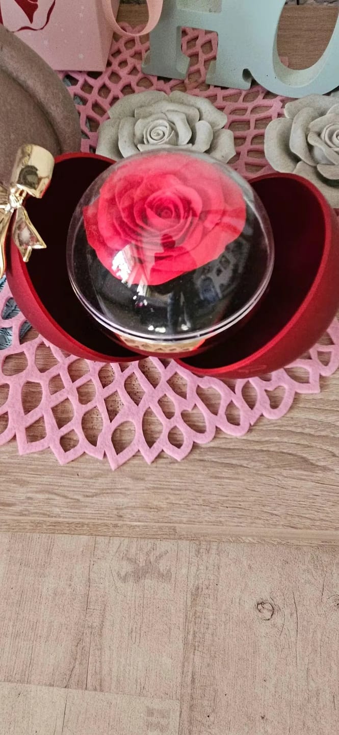 Customer photo review of Cofanetto Regalo con Rosa Eterna – Collana con Cuore Doppio Inciso