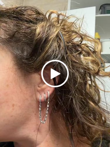 Customer video review of Orecchino Cerchietto con Zirconi e Catenella Pendente