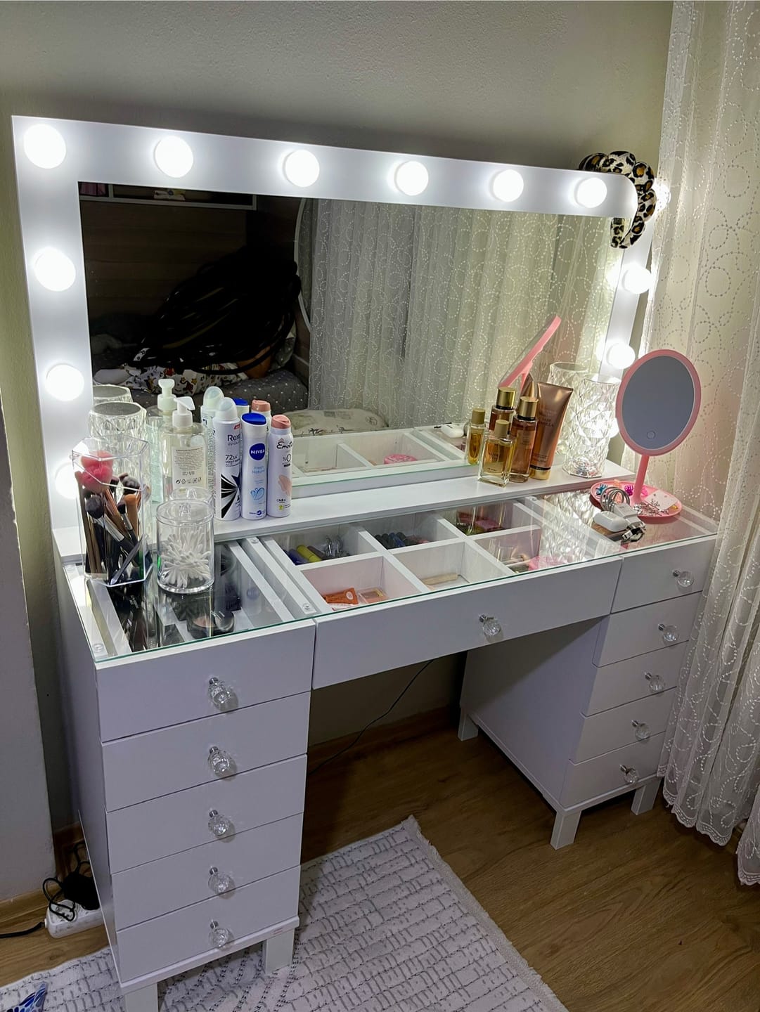 Customer photo review of Rani BJ137 Hollywood Işıklı Aynalı Kulis Makyaj Masası Cam Tablalı 11 Çekmeceli Takı Düzenleyici Beyaz