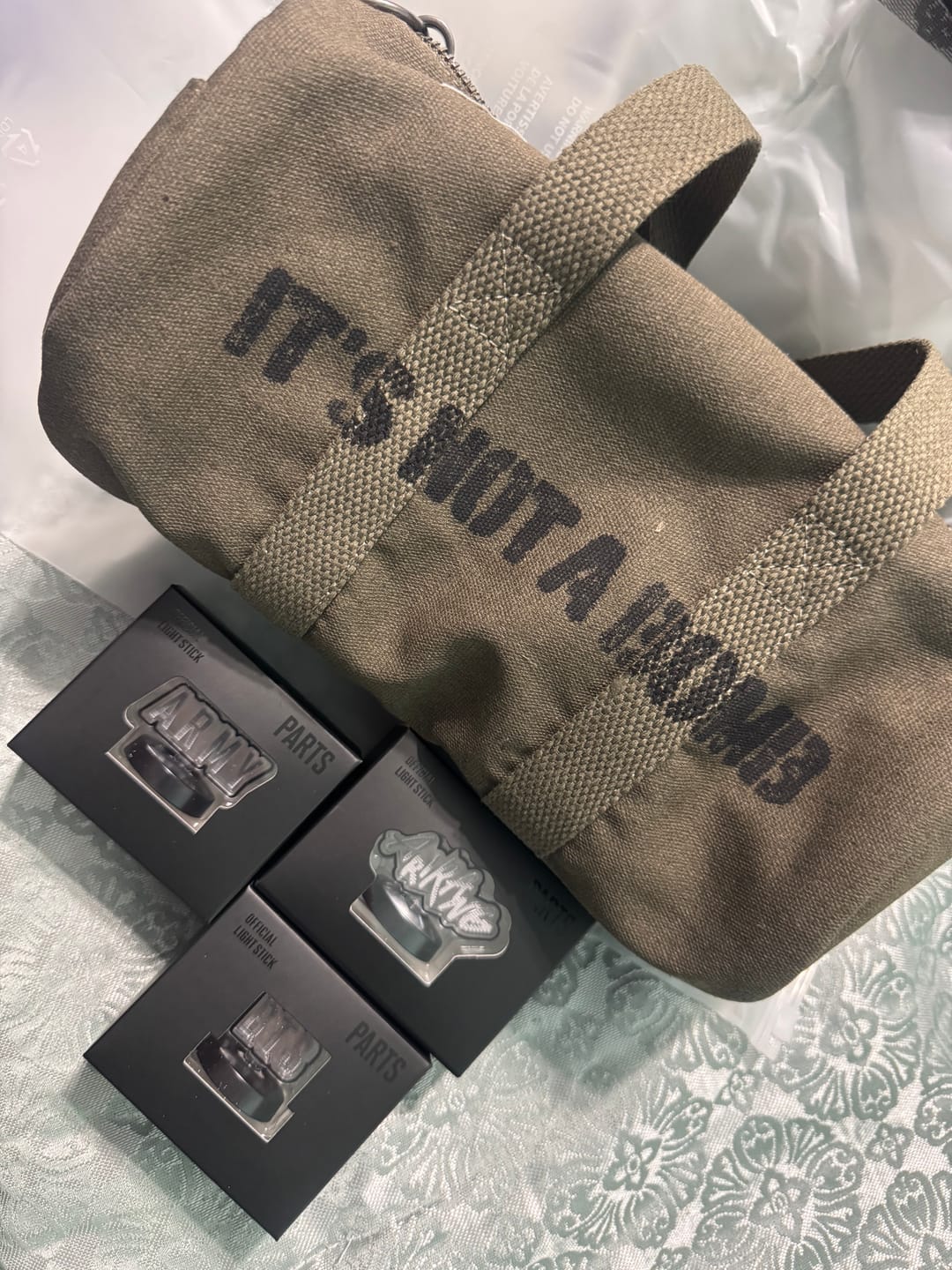 Customer photo review of BTS - ARIRANG WORLD TOUR OFFICIAL MD OFFICIAL LIGHT STICK BAG