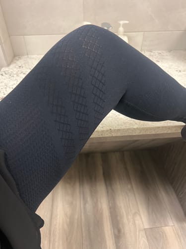 Customer showing the textured fabric of the dark 3D Anti-Cellulite Leggings on their bent leg.
