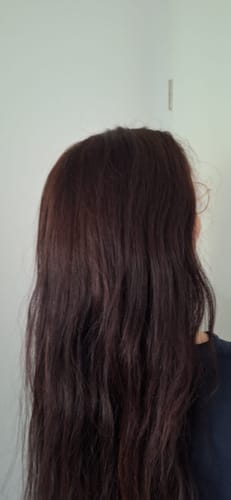 Rezensentin zeigt ihr langes, dunkles Haar von hinten nach der Anwendung der Herbal-Love Haarseife.
