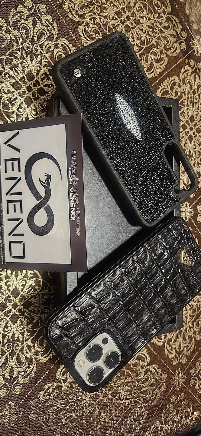 Customer photo review of Funda iPhone 15 Pro Max Illuminati Billionaire Croc Black