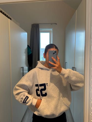 Customer photo review of '55 EMBROIDERY HOODIE LIGHT GREY
