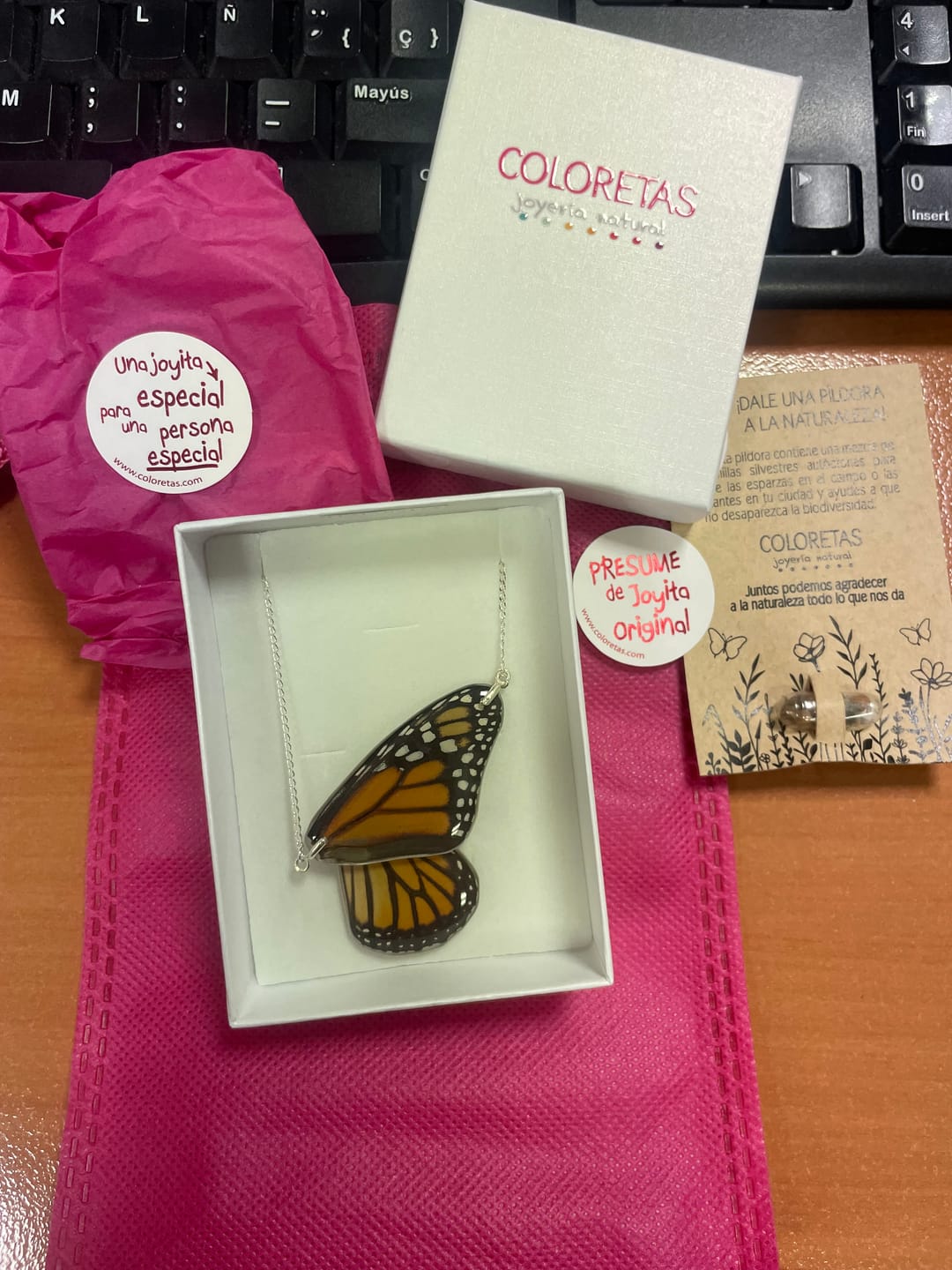 Customer photo review of Gargantilla Mariposa Monarca