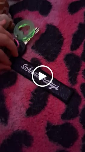 Customer video review of SCHNATTERDAYS KEYTAG