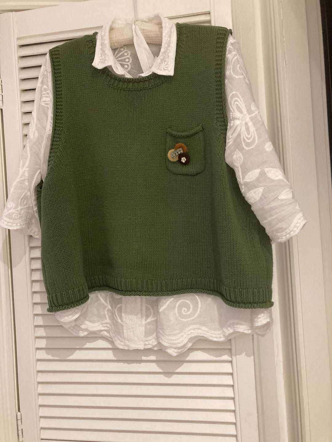 Customer photo review of Women Vintage Flower Pocket O-Neck Knit Vest