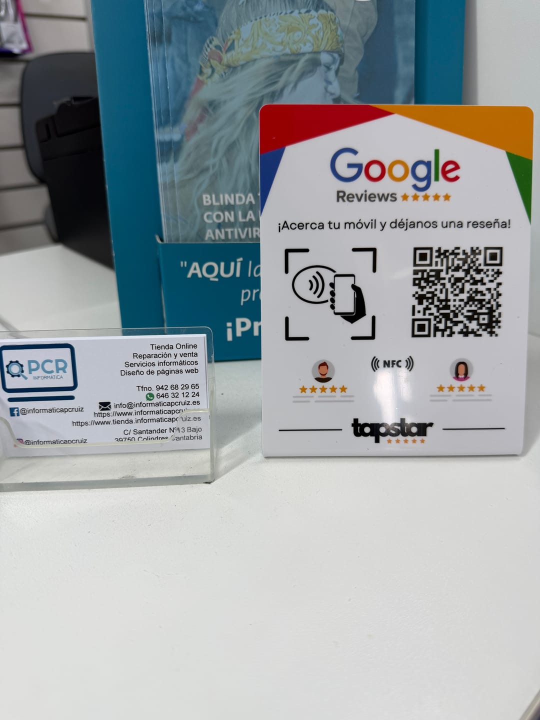 Customer photo review of Expositor Reseñas Google NFC y QR
