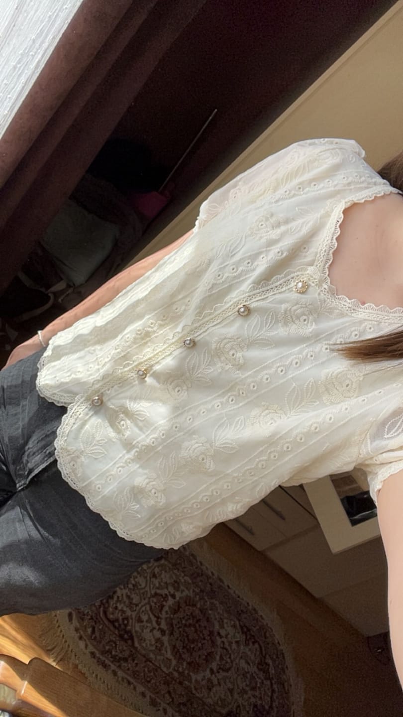 Customer photo review of Camasa Nettia cu detalii din dantela si nasturi eleganti