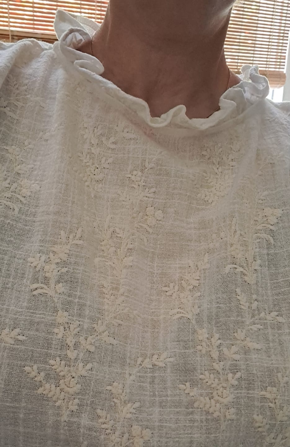 Customer photo review of Blouse Camélia – Coton flammé brodé ivoire