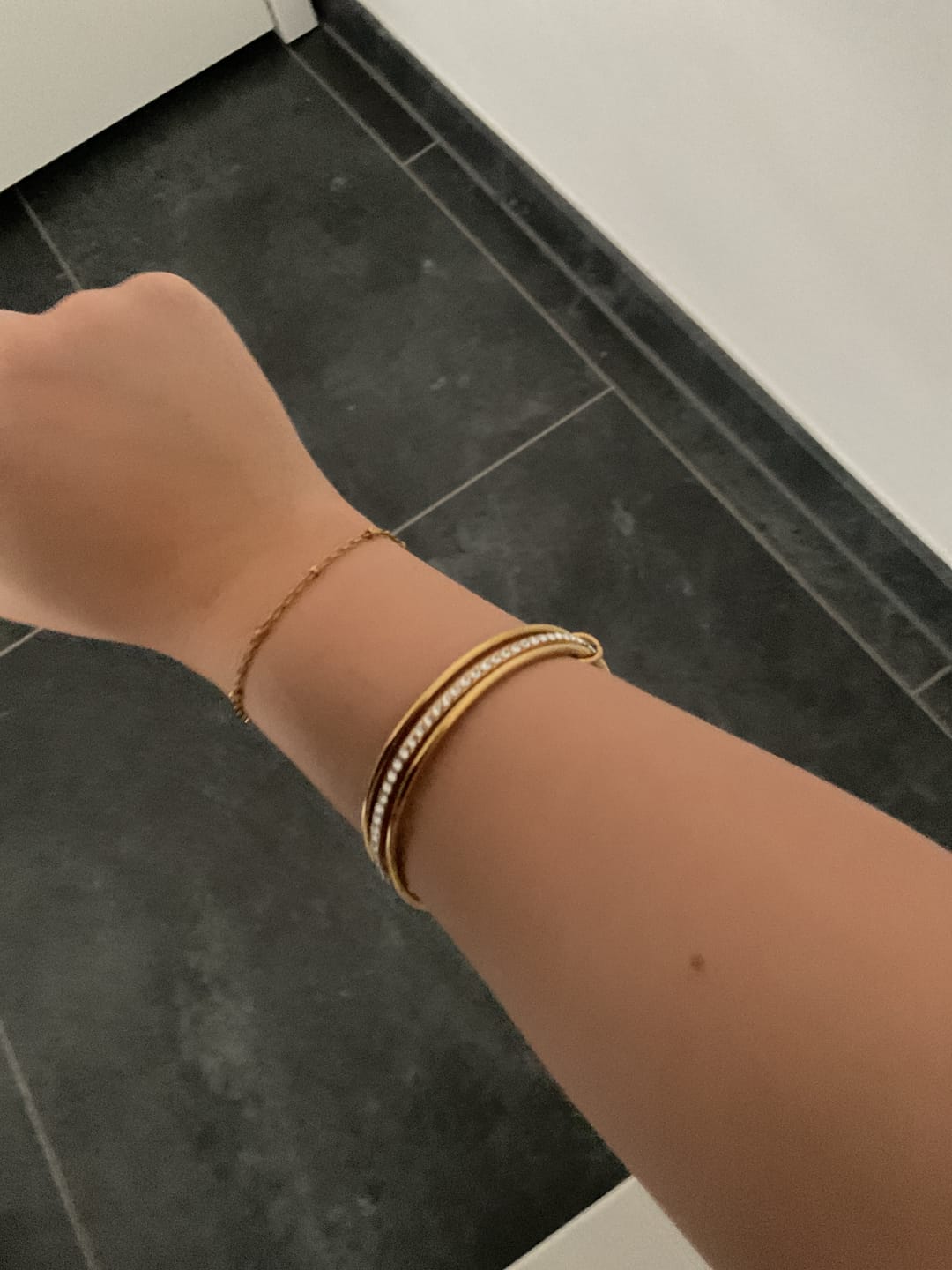 Customer photo review of Triple Pave Infinity Armreif 18K Vergoldet