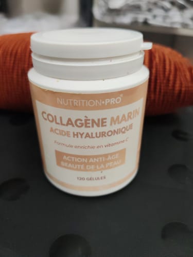 Photo d'une cliente montrant le flacon blanc de gélules de Collagène Marin et Acide Hyaluronique.