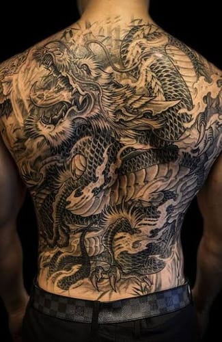 Cliente mostrando su espalda musculosa y tatuada en una reseña de Sostenon 250mg.