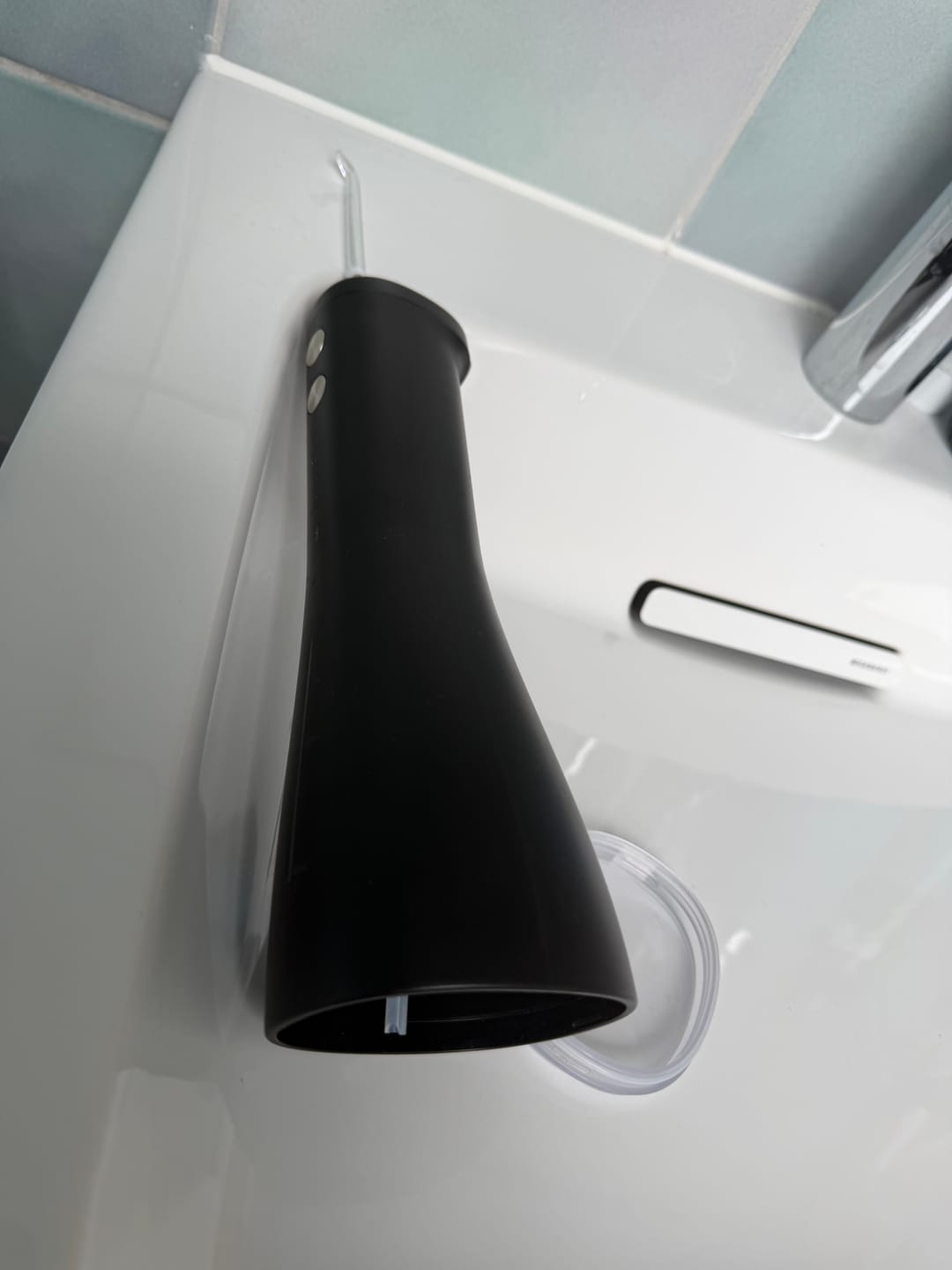 Customer photo review of Kabellose Munddusche für effektive Zahn- & Zahnfleischpflege Mit 4 Modi & 4 Aufsätzen, 300 ml Wassertank, 30–120 PSI Wasserdruck und IPX7-Wasserschutz