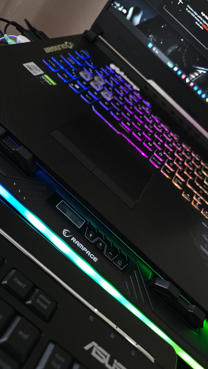 Customer photo review of 6 Fanlı RGB 10-17'inç Notebook Soğutucu Stand-Siyah