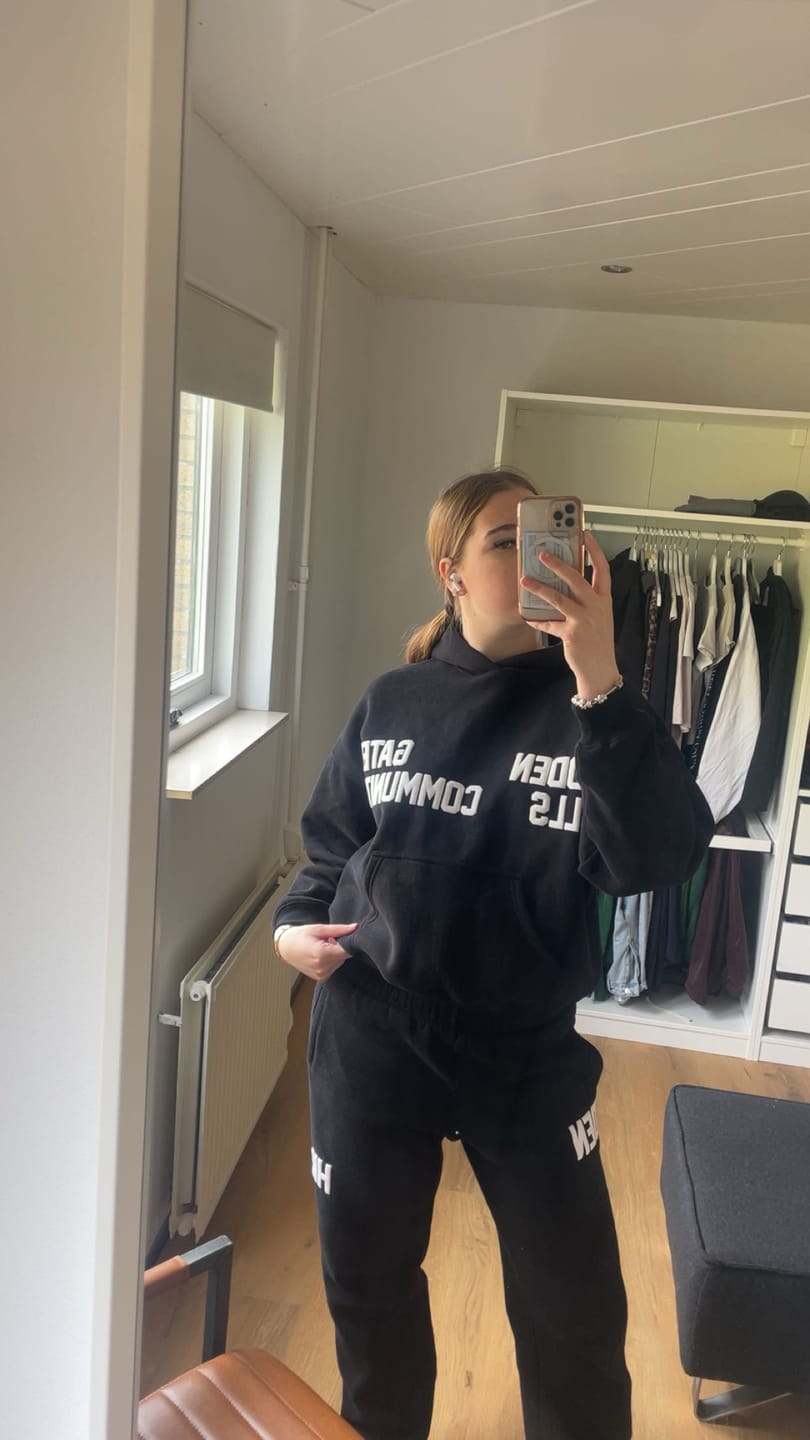 Customer photo review of GATED COMMUNITY HOODIE BLACK