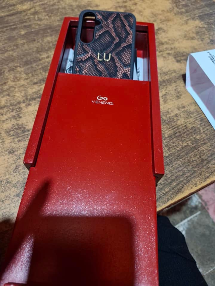 Customer photo review of Funda S24 Ultra Illuminati Dark Star Nova