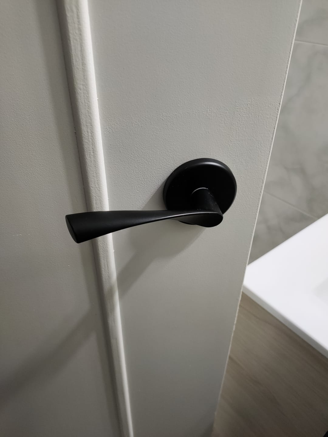 Customer photo review of Manilla con roseta redonda tapa-pomos negro para puertas modelo 'ARI130'