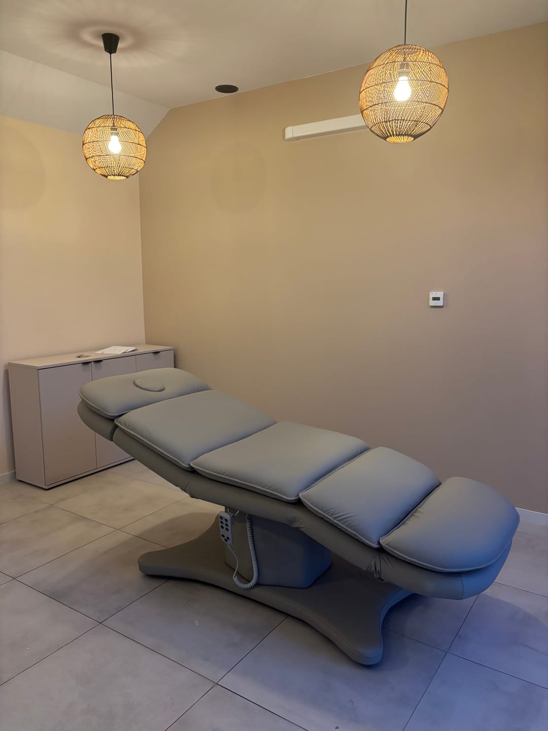 Customer photo review of Manufakturo Heated Imperial Signature Electric Beauty Bed Pearl Greige