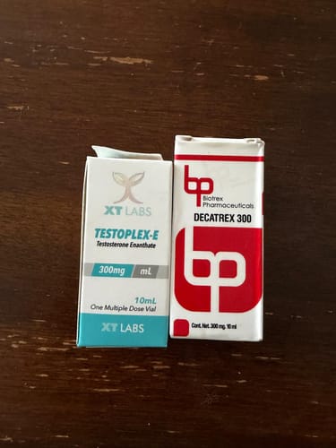 Un cliente muestra la caja del Testoplex-Enantato 300mg junto a otro producto similar en sus empaques.