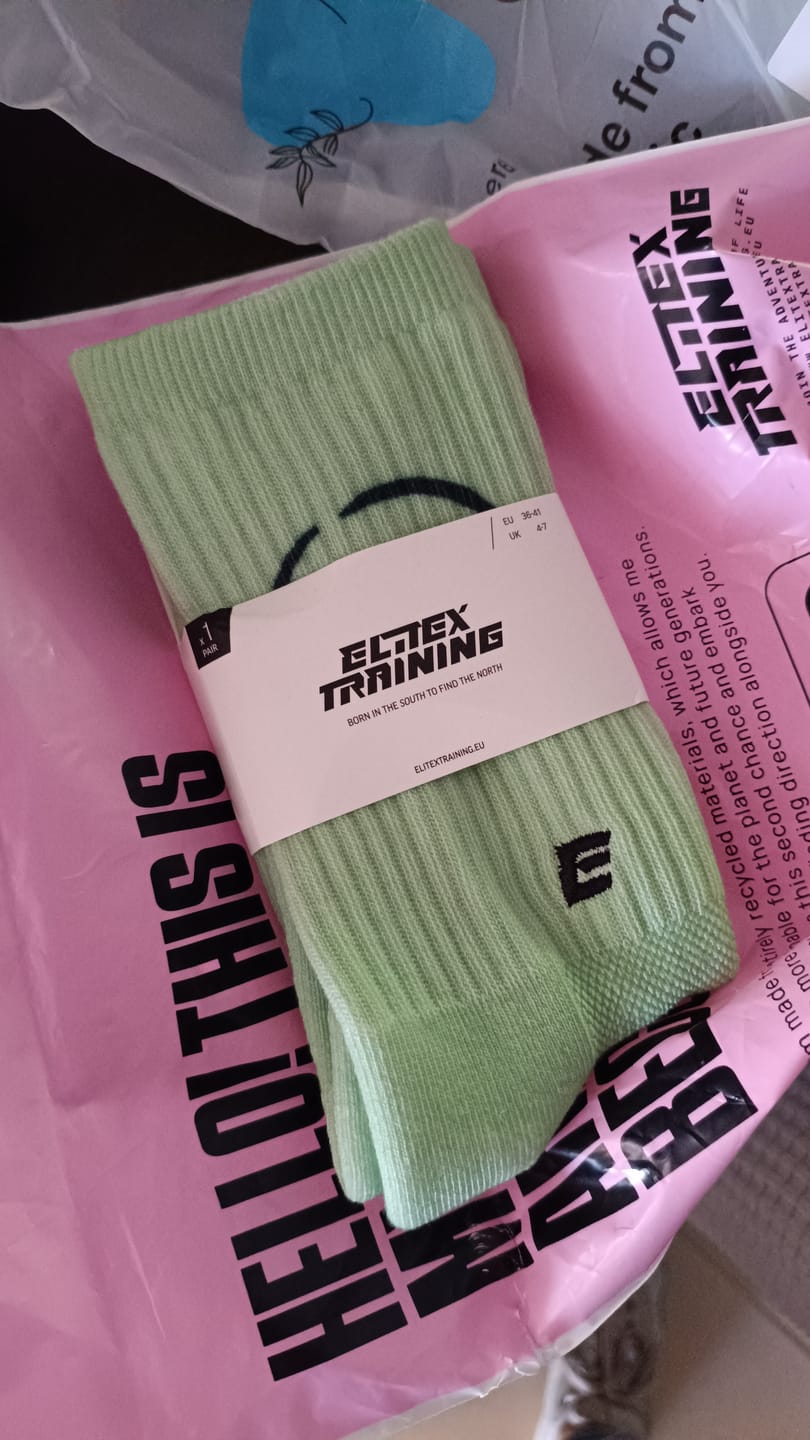 Customer photo review of Calcetines Performance Trust You Gains Come Green
