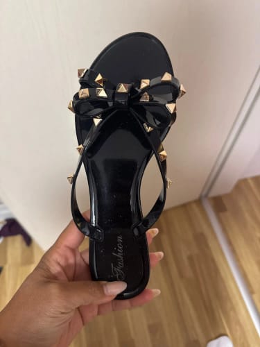 Customer photo review of 2025 Summer Women Slippers Bow Flip Flops Rivet Flats Sandals Outdoor Transparent Crystal Beach Shoes Female Open Toe Shoes