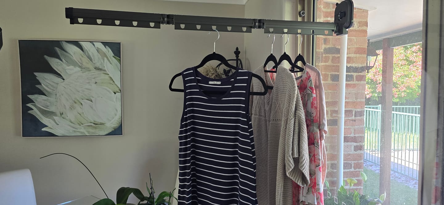 Customer photo review of Flowi™ Suction Clothes Hanger