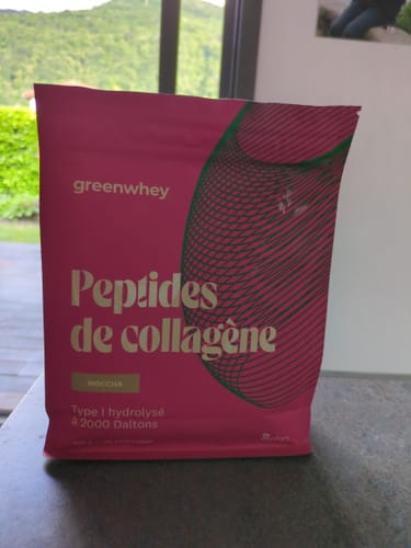 Photo d'un client du sachet rose de Peptides de Collagène, posé sur un comptoir.